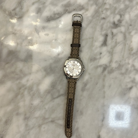 Gorgeous Coach Leather band watch - Picture 2 of 5
